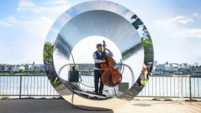 Verspiegelte Röhre am Rheinufer