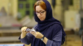 Iranische Fabrikchefin leidet unter Sanktionen