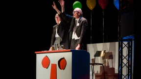 Der alte weiße Fritz füllt sein Glas und erfüllt die Quote