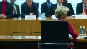 Von der Leyen gibt Fehler zu