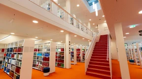 Mit Lehrerbücherei und Potemkin-Tomograph