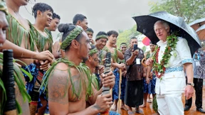 Inselbesuch ganz in Weiß mit einem blauen Einschlag
