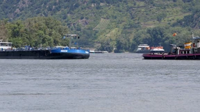 Tankschiff läuft im Rhein auf Grund