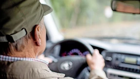 Mit Schlangenlinien auf der Gegenfahrbahn unterwegs