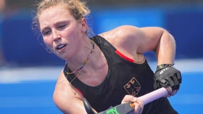 Nike Lorenz spielt mit Regenbogenbinde