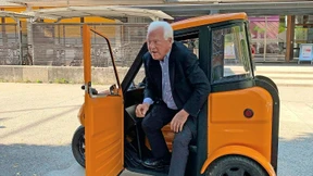 Alter Mann mit Minimobil