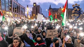 Palästina-Unterstützer ziehen durch die Stadt