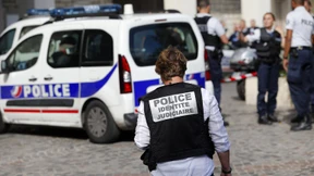 Mann fährt in Südfrankreich in Passanten