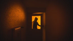 Einbrecher weckt Seniorin – weil er im Haus kein Geld findet