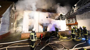 Rettungskräfte finden Leiche in brennendem Haus