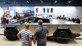 Erste Kunden erhalten Edelstahl-Boliden von Elon Musk