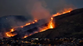 Brand umzingelt Cristo Rey Statue
