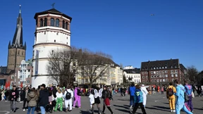 Drei Männer in der Altstadt von Düsseldorf niedergestochen