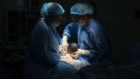 Wie Mütter die Darmflora ihrer Babys prägen