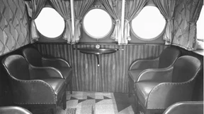 Ein Boot fliegt übers Meer