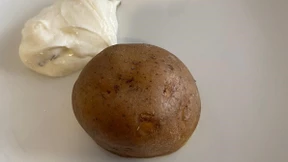 Eine einsame Kartoffel und ein Klecks Tsatsiki