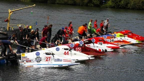 Mit dem Rennboot auf dem Badesee