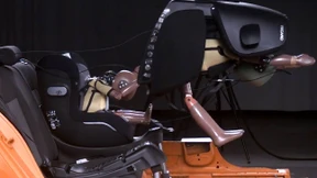 „Flog in hohem Bogen durch das Prüflabor“