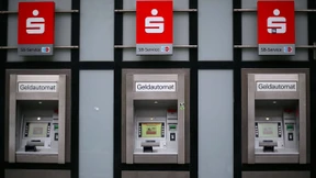 Erste Sparkassenkunden zahlen fürs Geldabheben 