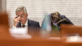 Feldmanns Stille dröhnt über der Stadt