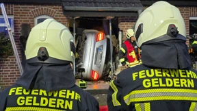 Junger Mann bleibt mit Auto in Hausflur stecken