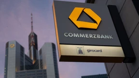 Ehemalige Mitarbeiterin der Commerzbank fordert hohen Schadensersatz