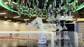 Roboter in Peking mixt Drinks in Rekordzeit