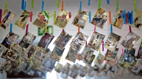 Sie retten Familienfotos aus dem Schlamm