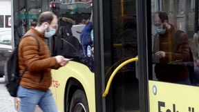 Frau ohne Maske schlägt Busfahrerin