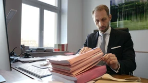 Kannst du zahlen, oder sitzt du schon?