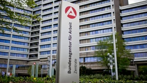 Arbeitslosigkeit kostet uns nur noch halb so viel