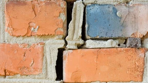 Risse in der Brandmauer