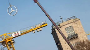 Mercedes-Stern vom Bahnhofsturm in Stuttgart abgebaut