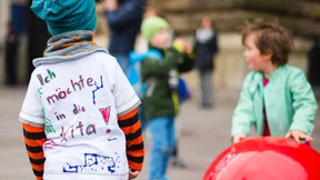 Bewerbungsmappen und Kuchen für die Wunsch-Kita