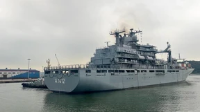 Zwei deutsche Kriegsschiffe navigieren durch Taiwanstraße