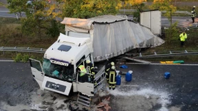 Sattelzug fährt durch Böschung von A3 auf A45