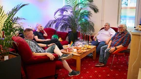 Schutzraum neben Plattenbau