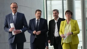 Friedrich Merz, Lars Klingbeil, Markus Söder und Saskia Esken nehmen am 08.03.2025 an einer Pressekonferenz teil.