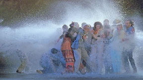 Es dröhnt, rauscht und knallt