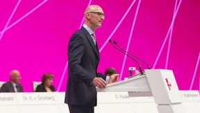 Telekom-Chef schimpft mit der Konkurrenz