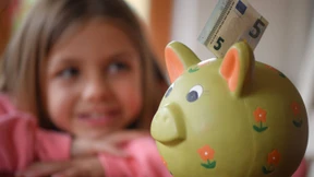 So lernen Kinder das Sparen