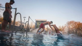 Früh-Schwimmer eröffnen Freibadsaison bei Sonne und 7 Grad