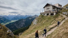 Berghütten öffnen schrittweise