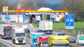 Autobahntankstellen kassieren Kunden ab