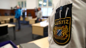 Jugendliche Steinewerfer müssen in Haft