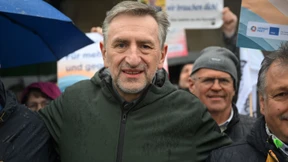 Welche Rolle spielten Mängel im Stall bei seinem Rückzug?