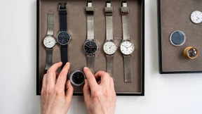 Er schaut auf die Uhr