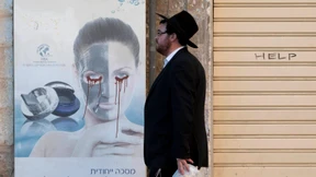 Plakate an Haltestellen jetzt ohne Menschen