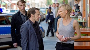 Sie sieht etwas, was er nicht sieht