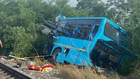 Eurocity stößt mit Bus zusammen